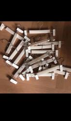 10 x Witte kledinghangers met clips, Kleding | Dames, Kledinghangers, Ophalen, Gebruikt, Hout, Kinderen en Volwassenen