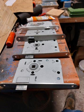 Deursloten, 4 stuks (waarvan 1 nieuw) beschikbaar voor biedingen