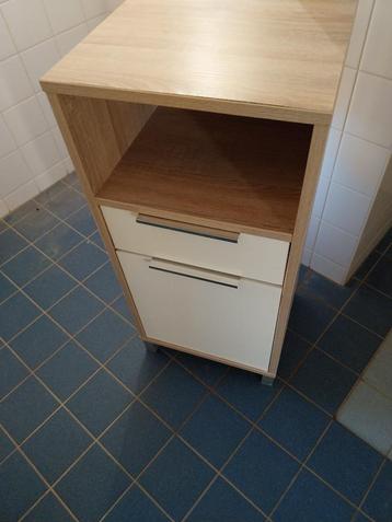 Badkamer kastje beschikbaar voor biedingen