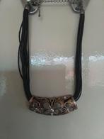 118 Zwarte ketting met vlinder medallion, Ophalen of Verzenden, Zo goed als nieuw, Zwart, Overige materialen