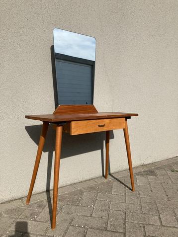 Vintage kaptafel Sixties Retro beschikbaar voor biedingen