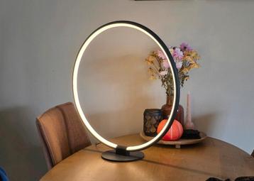 Moderne ronde LED-lamp – 61 cm diameter / 62 cm hoog beschikbaar voor biedingen