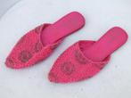 Gave roze instappers versierd met kralen.Mt 39 Merk 2-Morrow, Slippers, ., Ophalen of Verzenden, Zo goed als nieuw