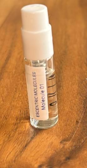 Escentric Molecules Molecule 01 1,5ml beschikbaar voor biedingen