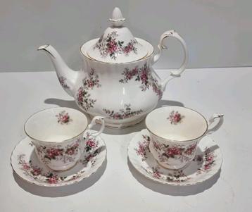 Royal Albert Lavender Rose theepot & 2 kop/schotels beschikbaar voor biedingen