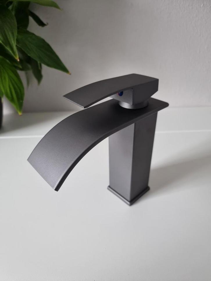 Wastafelkraan, badkamer, grijs, waterval uitloop, mengkraan, Doe-het-zelf en Verbouw, Sanitair, Nieuw, Kraan, Rvs, Ophalen of Verzenden