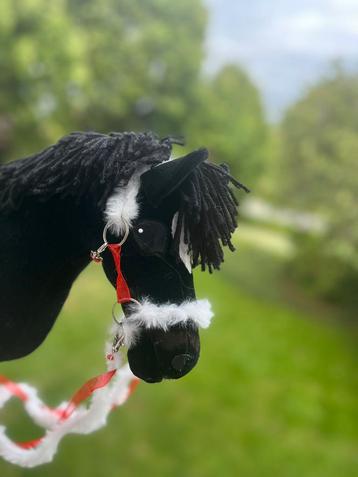hobbyhorse met tuig beschikbaar voor biedingen