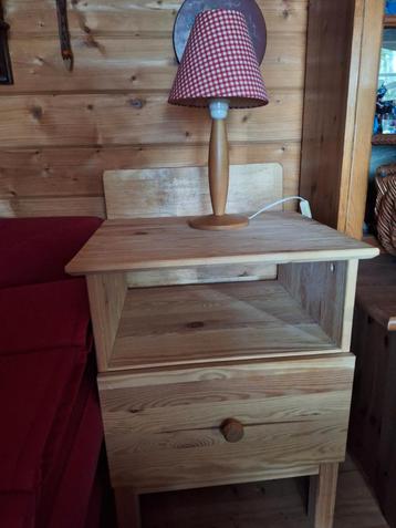 Ikea nachtkast met latje beschikbaar voor biedingen
