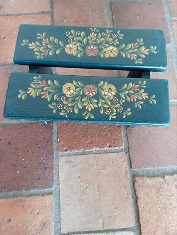 Hindeloopen voetenbankje plantenkrukje  beschikbaar voor biedingen