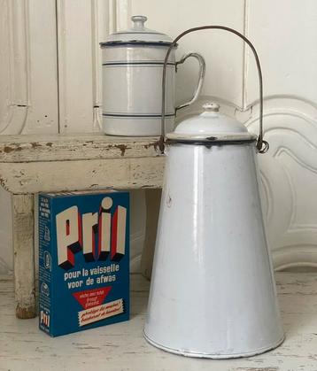 Emaille oud melkemmertje wit met blauw randje beschikbaar voor biedingen