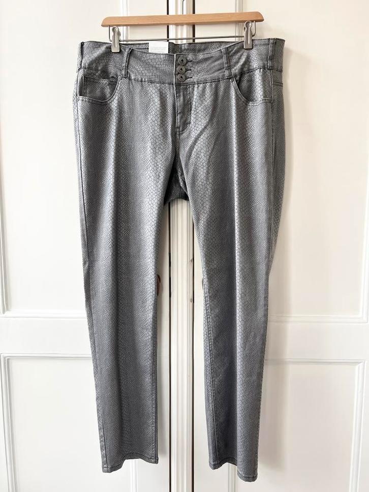 Adia broek slangenhuid grijs, maat 50 - NP 79,90, Kleding | Dames, Broeken en Pantalons, Nieuw, Maat 46/48 (XL) of groter, Grijs