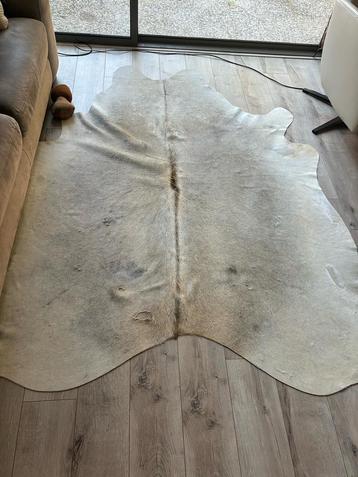 Vloerkleed koeienhuid beschikbaar voor biedingen