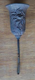 Grafvaas van ijzer op een pin, Ophalen of Verzenden