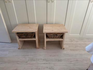 2 steigerhouten nachtkastjes met rotan manden beschikbaar voor biedingen