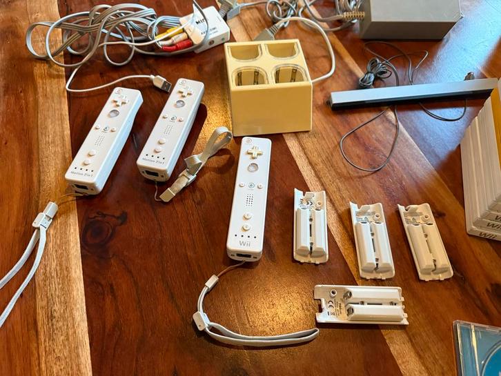 Nintendo Wii + 3 Controllers, Laadstation & 15 Games, Spelcomputers en Games, Spelcomputers | Nintendo Wii, Gebruikt, Met 3 controllers of meer