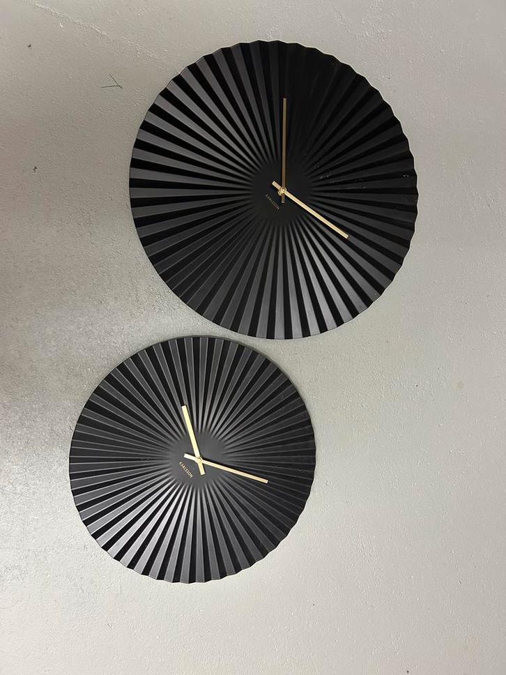 Twee Karlsson Wandklokken, Huis en Inrichting, Woonaccessoires | Klokken, Zo goed als nieuw, Wandklok, Analoog, Ophalen