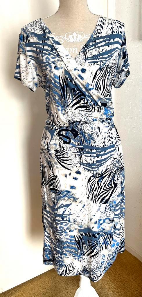 So Soire blauw/witte jurk maat 42(v), Kleding | Dames, Jurken, Zo goed als nieuw, Maat 42/44 (L), Blauw, Onder de knie, Ophalen of Verzenden