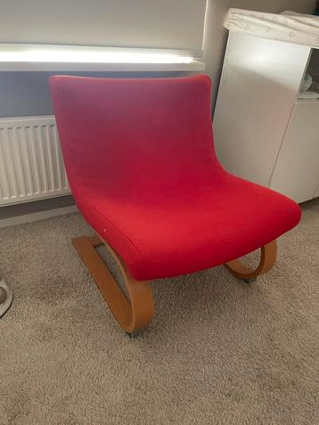 Rode fauteuils beschikbaar voor biedingen