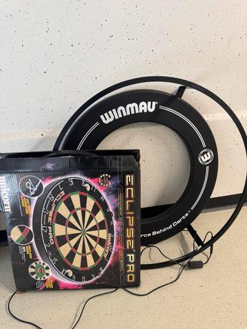 Mooi compleet dartbord met rand en lichtring beschikbaar voor biedingen