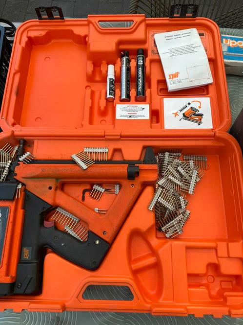 tacker met spijkers en gasbussen., Doe-het-zelf en Verbouw, Gereedschap | Handgereedschap, Ophalen of Verzenden