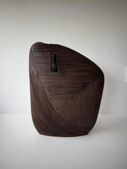 Vaas Alisa Bruin M L28,5 B9,5 H35,5 - Merk Pot & Vaas, Huis en Inrichting, Woonaccessoires | Vazen, Nieuw, Overige kleuren, Minder dan 50 cm
