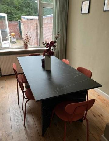 Zwarte marmeren eettafel beschikbaar voor biedingen
