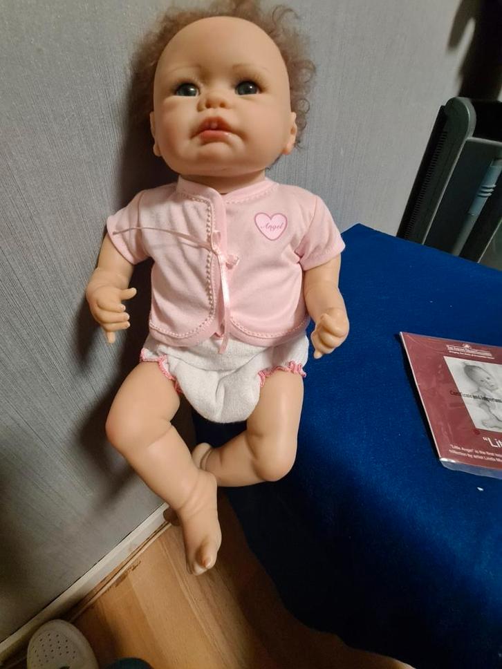 Ashton drake pop te koop Incl certificaat, Verzamelen, Poppen, Zo goed als nieuw, Pop, Ophalen
