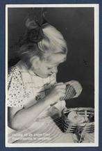 fotokaart meisje pop kleertjes verstellen, Verzamelen, Ansichtkaarten | Themakaarten, Verzenden, 1920 tot 1940, Ongelopen, Kinderen