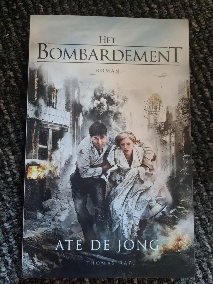 Het Bombardement - Ate de Jong, Boeken, Romans, Zo goed als nieuw, Nederland, Ophalen of Verzenden