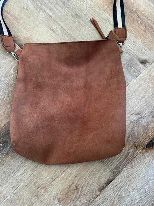 Bruin suède schoudertas, Sieraden, Tassen en Uiterlijk, Tassen | Schoudertassen, Zo goed als nieuw, Bruin, Leer, Verzenden
