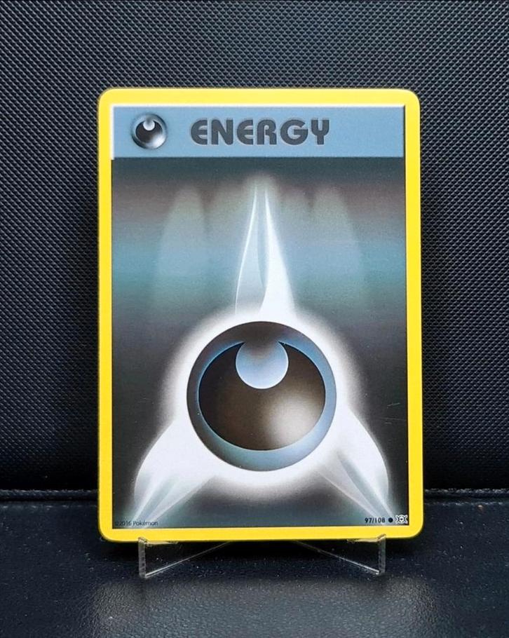 Darkness Energy 97/108 XY Evolutions 2016, Hobby en Vrije tijd, Verzamelkaartspellen | Pokémon, Zo goed als nieuw, Ophalen of Verzenden