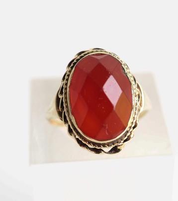 Vintage gouden ring met geslepen carneool beschikbaar voor biedingen