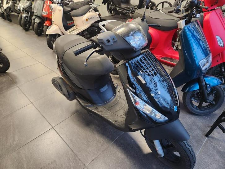 Piaggio Zip 25KM E2, Fietsen en Brommers, Scooters | Piaggio, Zo goed als nieuw, Zip, Benzine, Ophalen of Verzenden