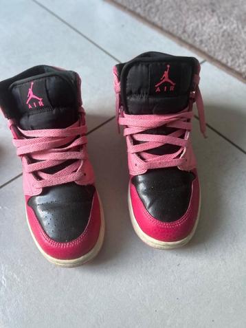 Air Jordan roze met zwart 37,5 beschikbaar voor biedingen