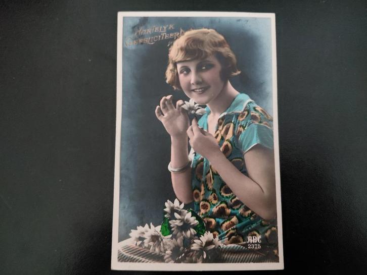 Dame ruikt aan bloem, mooi gezicht, H.G. gelopen, 1934, Verzamelen, Ansichtkaarten | Themakaarten, Gelopen, 1920 tot 1940, Feest(dag)