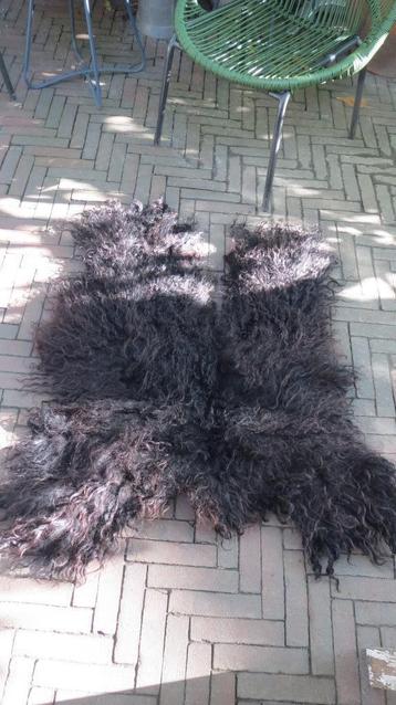 Prachtig diep donker bruin, Racka gevilte vacht, 110x100cm beschikbaar voor biedingen