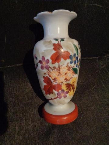 vaas van opaal glas met bloemen motief beschikbaar voor biedingen