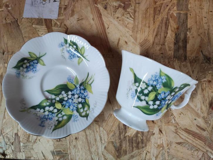 Kop en schotel Royal Albert Lily & Forget me not. WD-18., Antiek en Kunst, Antiek | Servies los, Ophalen of Verzenden
