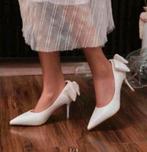 Nieuwe pumps met strik, maat 37. Binnenzool 23.5 cm., Pumps, Wit, Nieuw, Ophalen of Verzenden