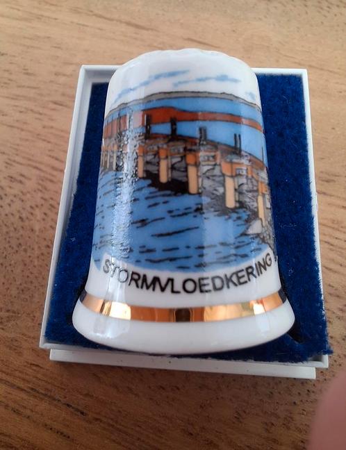 Vingerhoed Stormvloedkering, Verzamelen, Vingerhoedjes, Zo goed als nieuw, Nederland, Porselein, Ophalen of Verzenden