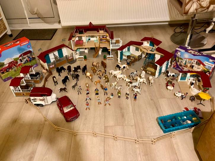 Schleich paarden met huis, manege, auto, patisserie en stall, Kinderen en Baby's, Speelgoed | Overig, Zo goed als nieuw, Jongen of Meisje