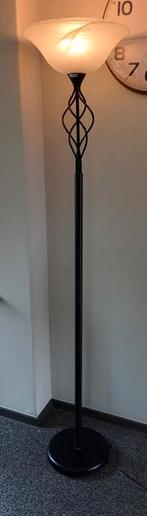 Mooie staande lamp met glazen kap (melkglas), Huis en Inrichting, Lampen | Vloerlampen, Ophalen, Zo goed als nieuw, Glas, 150 tot 200 cm