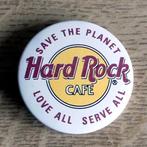 Button Hard Rock Cafe love all serve all, Verzamelen, Speldjes, Pins en Buttons, Ophalen of Verzenden, Gebruikt, Merk, Button