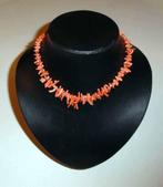 Ketting Bloedkoraaltakjes verguld slotje bloedkoraal collier, Sieraden, Tassen en Uiterlijk, Antieke sieraden, Verzenden, Overige materialen
