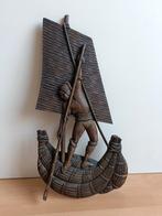 Houten beeld man in boot hoogte +/- 56 cm (Afrikaans?), Ophalen of Verzenden