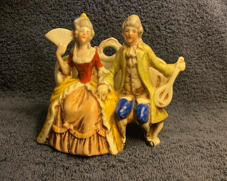 Antiek Porseleinen Beeldje Koppeltje op Bank, Antiek en Kunst, Antiek | Keramiek en Aardewerk, Ophalen of Verzenden