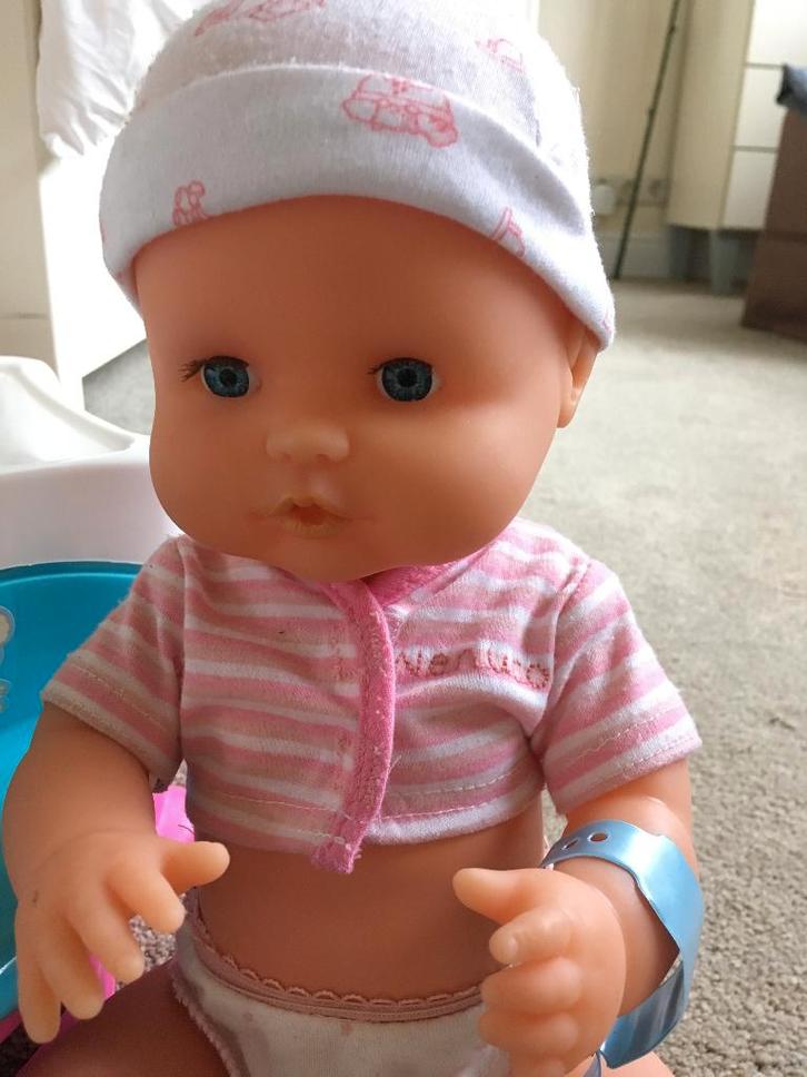 Baby pop Nenuco bij de dokter, Kinderen en Baby's, Speelgoed | Poppen, Zo goed als nieuw, Babypop, Ophalen