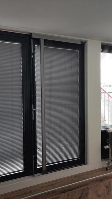 Luxaflex Rolhor met rails beschikbaar voor biedingen