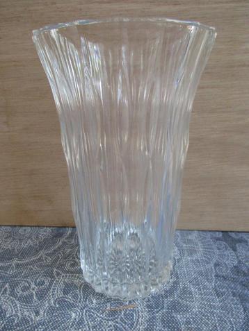 vintage bewerkte glazen vaas - 17 cm  beschikbaar voor biedingen