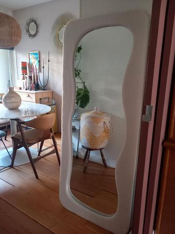 Grote hoge wand spiegel  beschikbaar voor biedingen